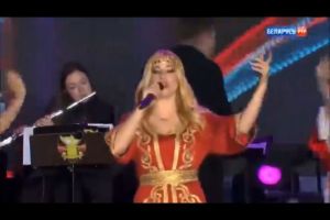 فنانة روسية تغني أغنية أنا دمي فلسطيني في موسكو